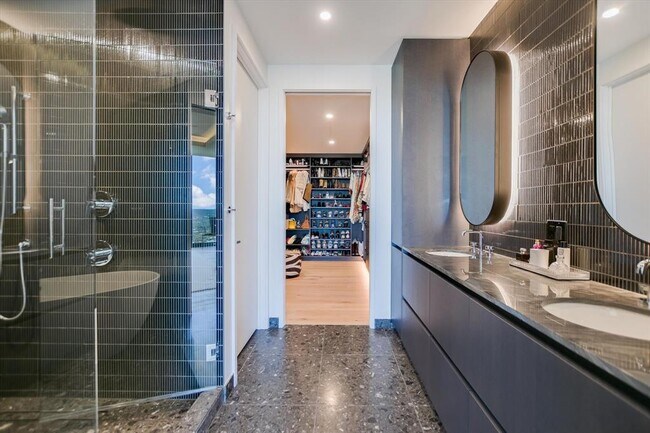 Building Photo - 610 Davis St