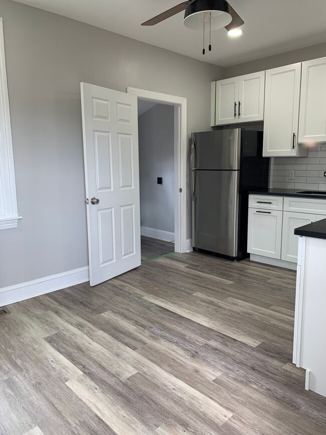 Building Photo - 3 BR 1.5 BA single family rental