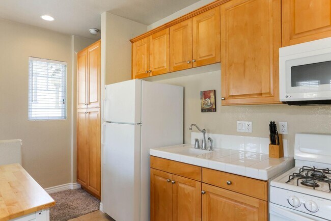 Building Photo - 3170 Levante St