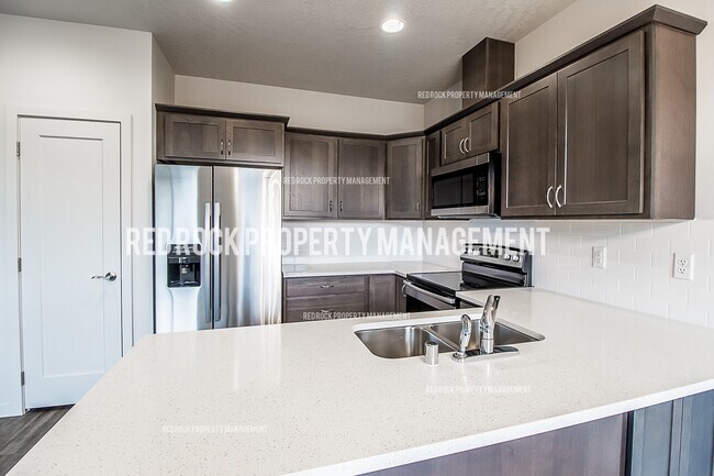 Building Photo - 303 Woodlawn Ln