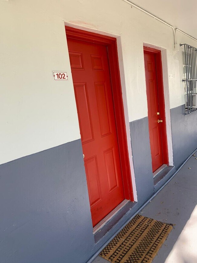 Building Photo - Ground Floor 2 Bedroom Just steps to Wynwood