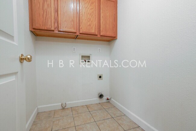 Building Photo - Charming 3-Bed, 2.5-Bath Home in One of Tr...