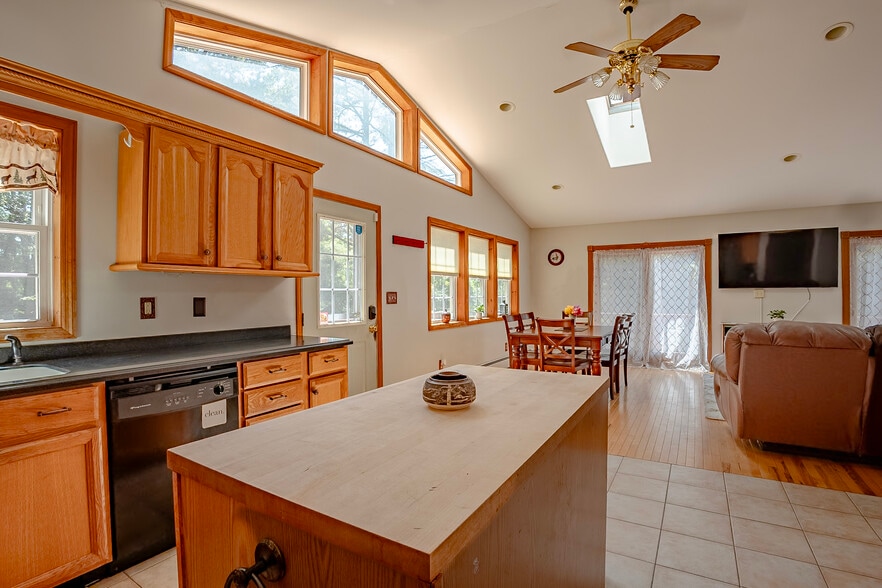 Building Photo - 386 Leroux Rd