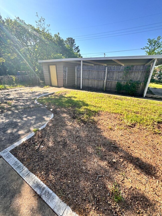 Building Photo - 4 Bedroom Updated Spacious Home!