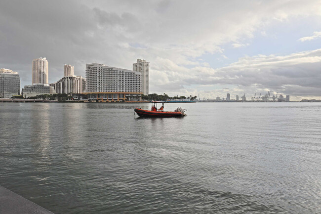 Building Photo - 1200 Brickell Bay Dr