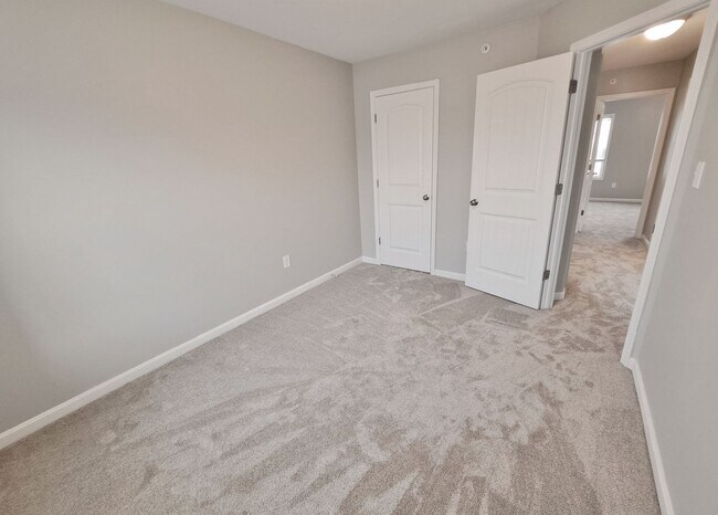 Building Photo - 3 Bed / 2-1/2 Bath  Single Family Town Home w/Attached1 Car Garage