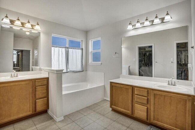 Building Photo - 6109 Suellen Ln