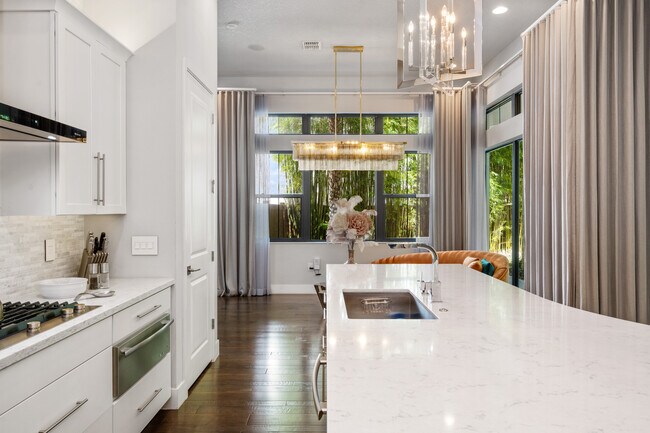 Building Photo - 8412 Via Vittoria Way