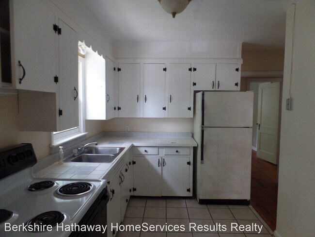Building Photo - 2 br, 1.5 bath House - 211 E. Kaley Street