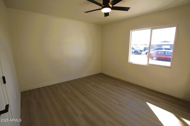 Building Photo - 443 N Sycamore