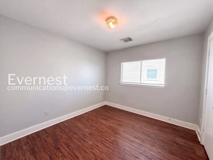 Building Photo - 1043 Grassy View Dr