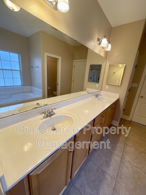 Building Photo - 979 Watersview Dr