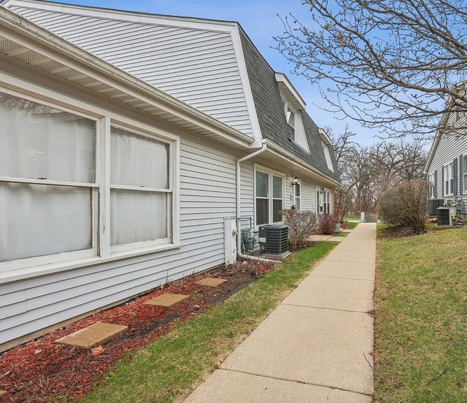 Building Photo - 1945 Hancock Dr