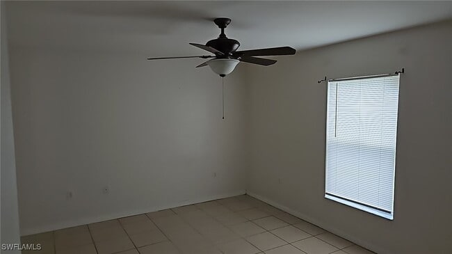 Building Photo - 832 Palomino St E