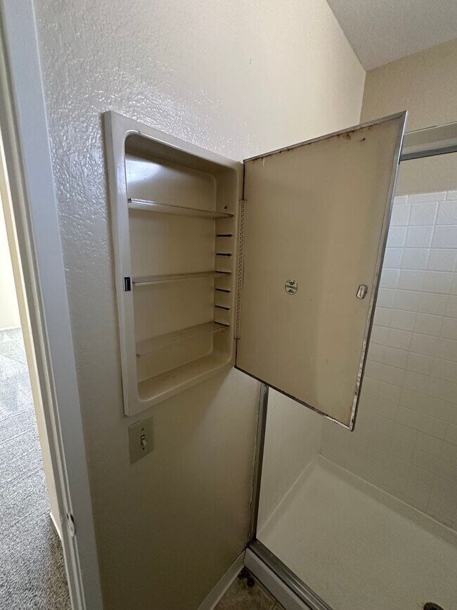 Building Photo - Beautiful & Large 2bd/ 2ba Condo