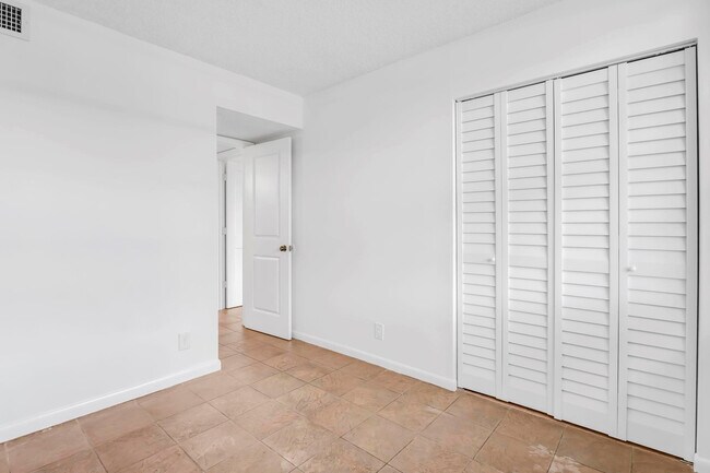 Building Photo - 210 Lake Pointe Dr