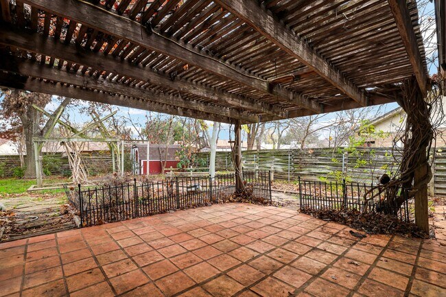 Building Photo - ***MOVE-IN SPECIAL: TWO WEEKS FREE***Single-Story Retreat with Versatile Spaces in Established Ne...