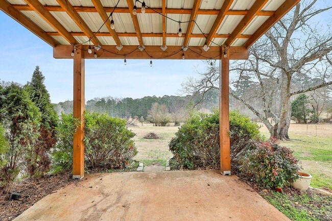 Building Photo - Updated 3 Bed 2 Bath Home in Tyrone with Private Yard and Covered Patio!