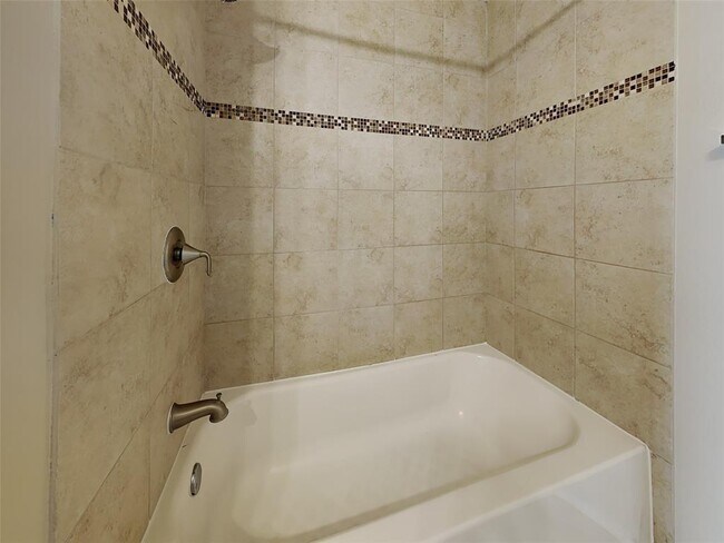 Building Photo - 5618 Hickory Forest Dr
