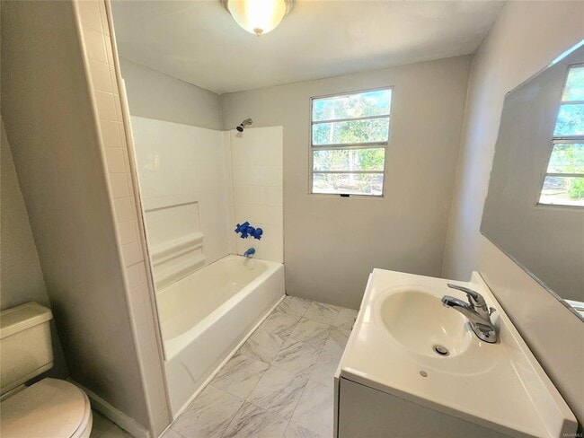 Building Photo - 210 W Osceola St