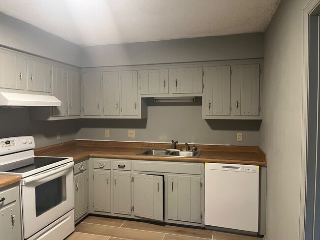 Building Photo - 665 Dutchmans Dr