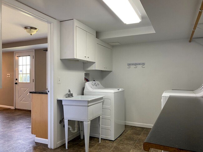 Building Photo - Home With Amazing River Views!