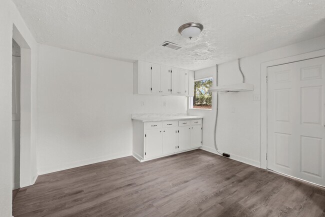Building Photo - Move-in Special: Receive a $300 gas card with approved application and signed lease.-253 John Mor...