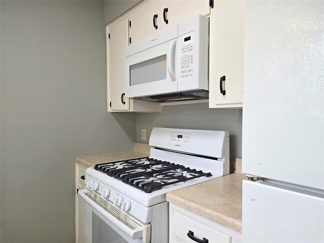 Building Photo - 1811 Magnolia Dr
