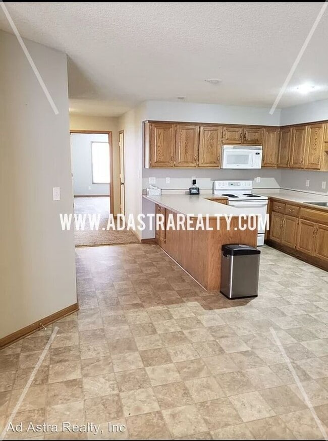 Building Photo - Spacious and Affordable Duplex in Peculiar-Available in JUNE!!