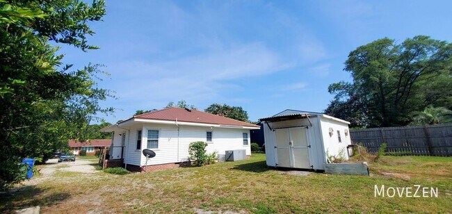 Building Photo - 210 Oakcrest Dr