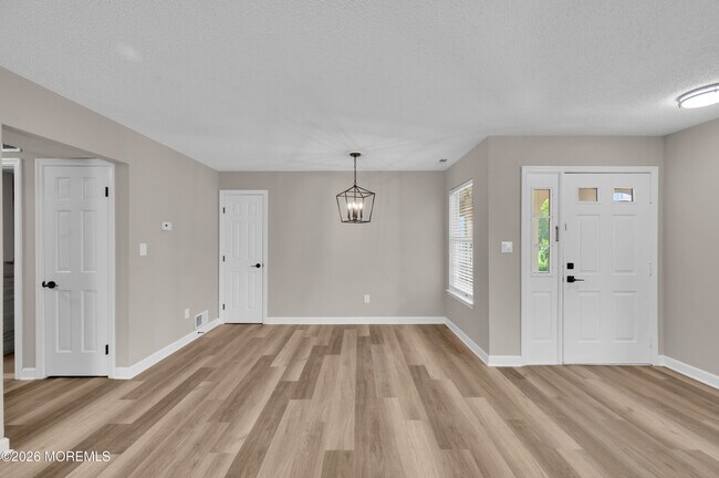 Building Photo - 83 Tulip Ln