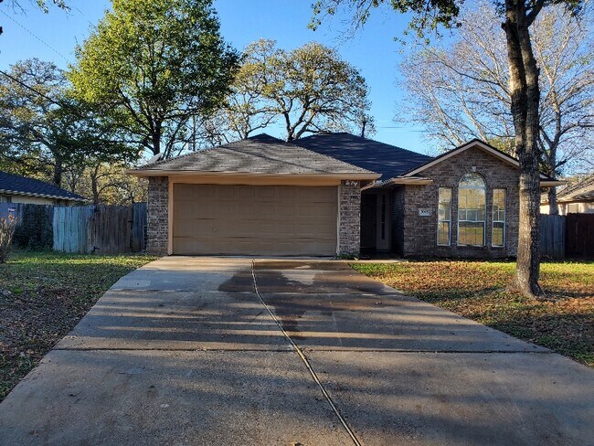 Building Photo - 1008 Shadowood Dr