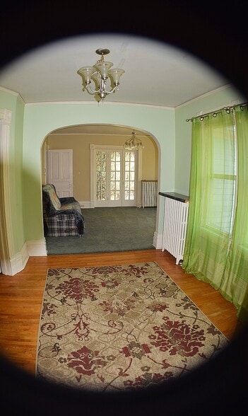 Building Photo - 102 E Irving Ave