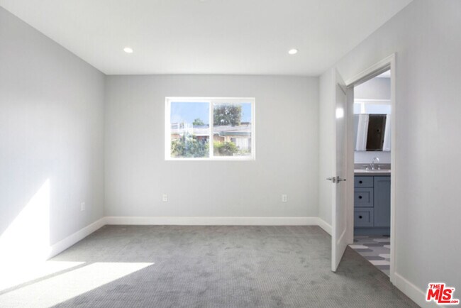 Building Photo - 6032 Romaine St