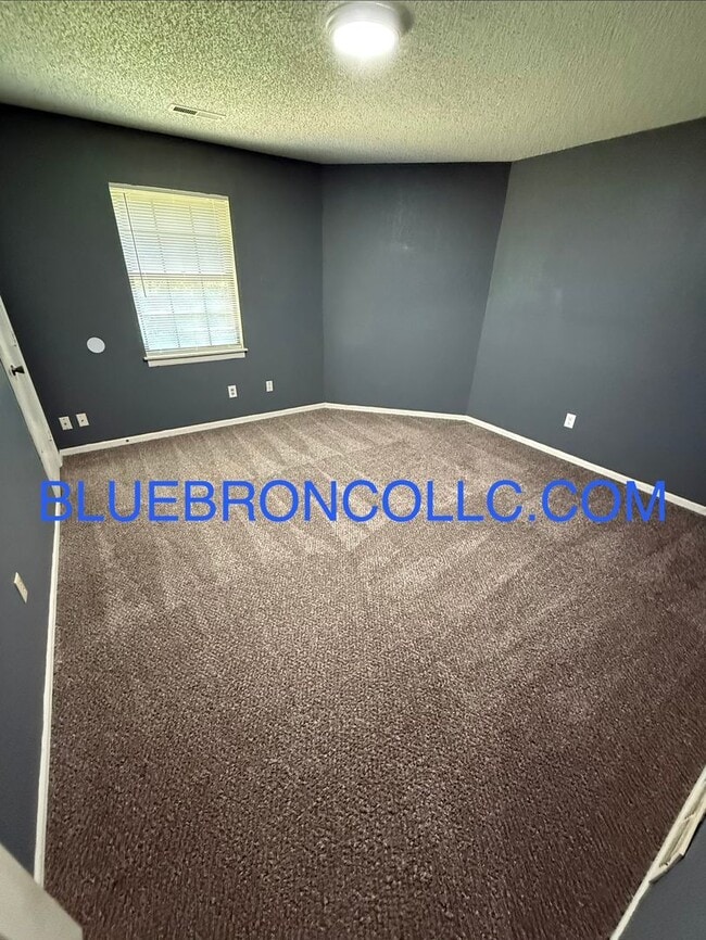 Building Photo - This one will go fast, marvelous 3 bedroom for great price in Lee's Summit
