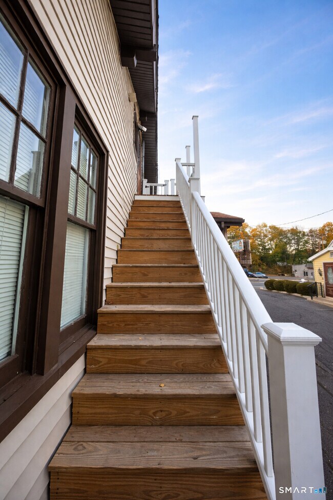 Building Photo - 466 Derby Ave