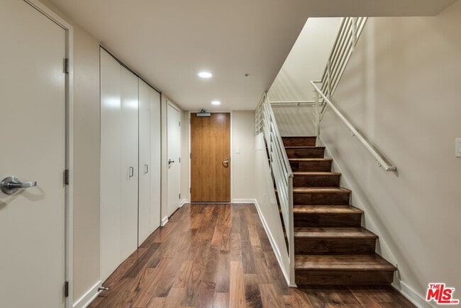 Building Photo - 13700 Marina Pointe Dr