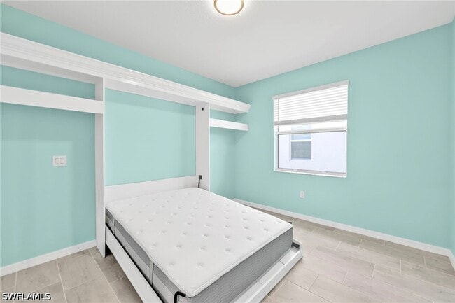 Building Photo - 2127 Hamlin St