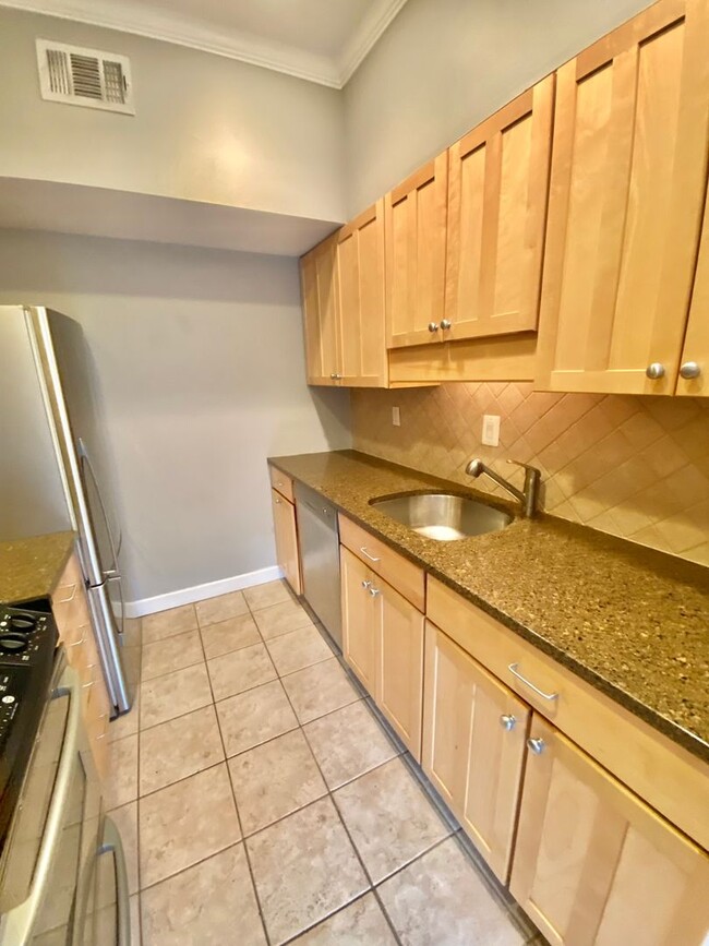 Building Photo - Logan/Dupont 1BR 1BA unit with hardwood fl...
