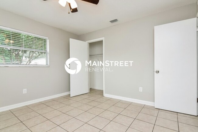 Building Photo - 4 Bedroom Pet-Friendly Home in Lakeland, FL with Main Street Renewal
