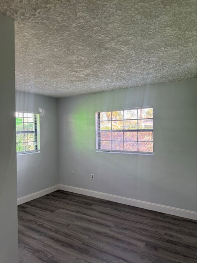 Building Photo - 527 A Ln