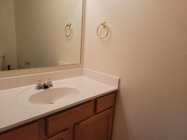 Building Photo - NW 4 Bedroom 2.5 Bath Home Available now!