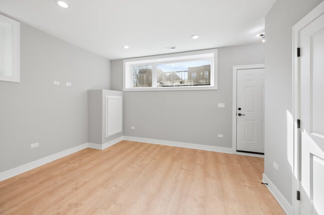 Building Photo - 6639 S Langley Ave
