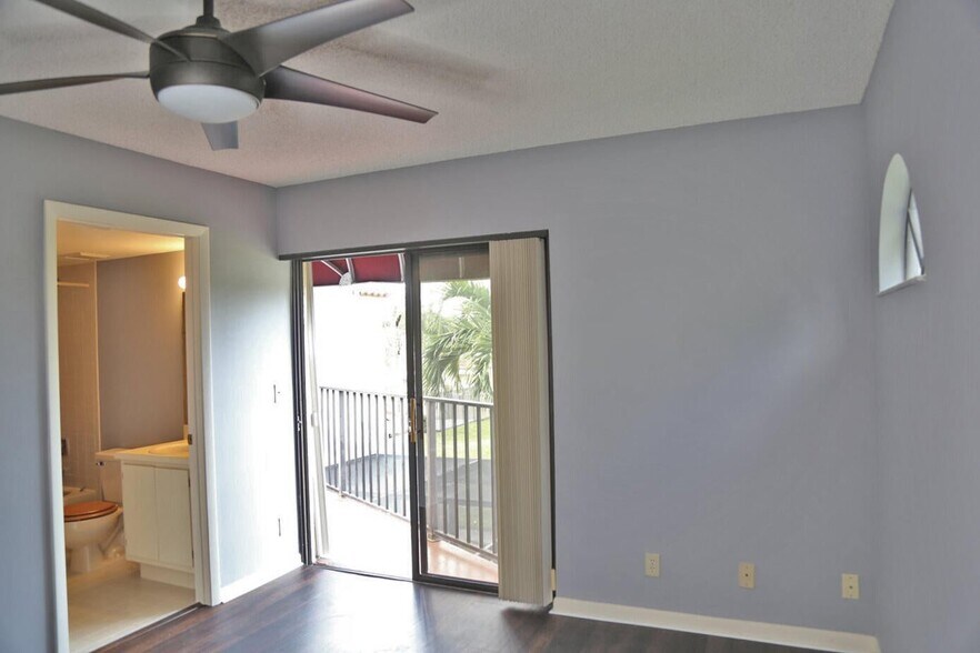 Building Photo - 3935 Village Dr