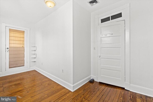 Building Photo - 629 N Columbus St