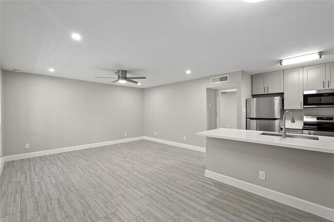 Building Photo - 2121 Fountain View Dr