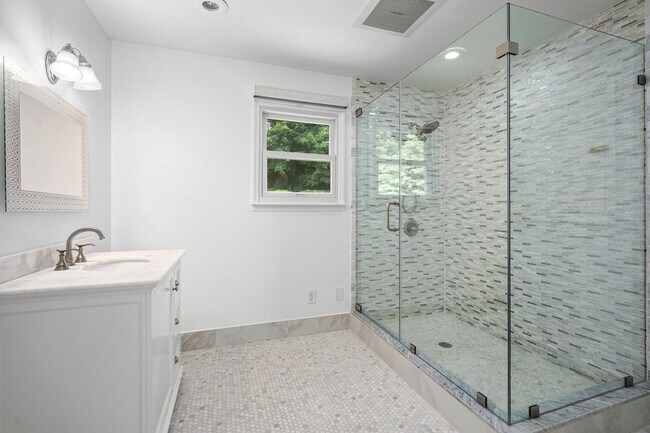 Building Photo - Spacious 3 Bed, 3 Bath