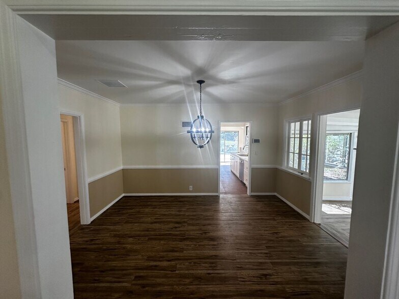 Building Photo - 2151 N Altadena Dr