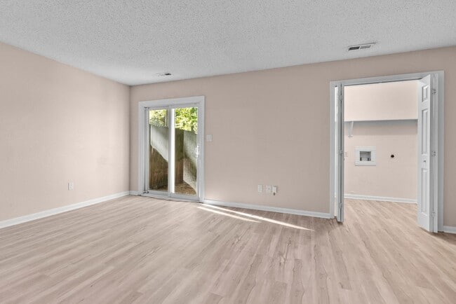 Building Photo - VB Townhouse 3 bedrooms