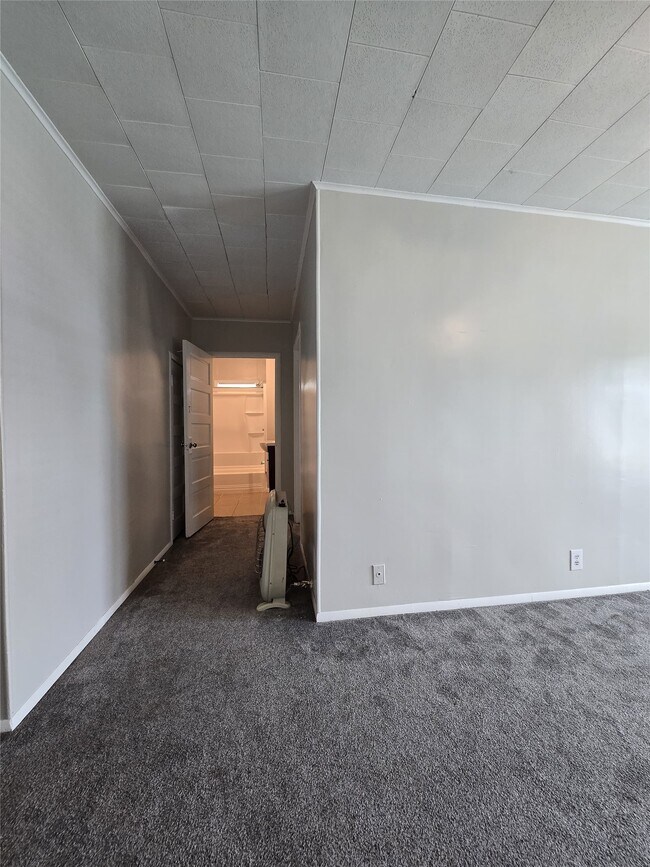 Building Photo - 615 Kernohan St